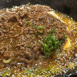 北新地ここの - これがすごいー。熱々の陶板の上の豆腐にかけて仕上げる麻婆豆腐。ピチピチ跳ねるよ!でも見てるだけで楽しいし、何より香ばしい！