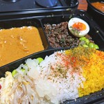 スパイス マッシュ - 3種のあいがけ（極旨干しエビとイカのココナッツカレ、ブラウンマッシュキーマ、和出汁チキンカレー）
