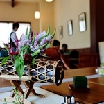 「彩つむぎ」館内には至る所に草花が飾られています