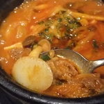 おっきめカットのスジ肉にトッポキ、シメジや豆腐に白菜など入って食べ応え充分っ(≧▽≦)