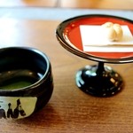 到着時提供される”お抹茶・和菓子（最中）”