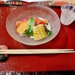 彩つむぎ - 小鉢　三色のミニトマトと地場野菜のサラダ　八汐鱒のスモークと柚子胡椒ドレッシングで