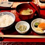 彩つむぎ - ご飯（那須塩原産　高村さんのコシヒカリで）　止椀　塩原けんちん汁　香の物　地場野菜の三五八漬け