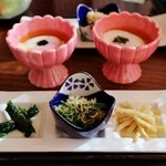 彩つむぎ - 三点盛（塩原高原大根の胡麻味噌きんぴら・天然醸造無添加会津味噌の紫蘇巻・旬の地場野菜のおひたし）、小鉢（温泉玉子　鮎醤油のつゆで）