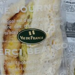 ヴィ・ド・フランス ベーカリー 秋葉原昭和通り口店 - コーンづくしのサンド　コーンコロッケとコーンがたくさんのペッパーマヨ味なサンドイッチ　へしゃげてるのは電車での重圧に負けました