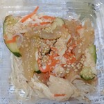 ヴィ・ド・フランス ベーカリー 秋葉原昭和通り口店 - 蒸し鶏とクラゲのサラダ　開封後　くらげコリコリ美味