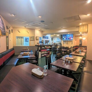 Exotic interior, complete with large TV! Great for meals and banquets♪