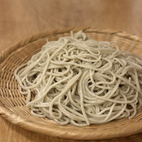 蕎麦おさめ - 富山県山田清水産の「せいろそば」。
                    上品なだけじゃないんです。甘さも感じられて、お塩との相性がいいですねぇ。