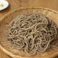 蕎麦おさめ - 福井県大野産の「玄挽きそば」。
                    こちらはまったくの別物！
                    香りというか、風味がとてもしっかりしているのです。
                    どことなくフレッシュな印象もあって、相変わらずのバランスの良さ♪