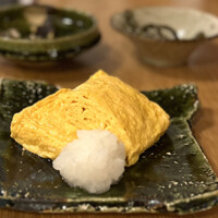 蕎麦おさめ - 出汁巻玉子。
                      熱伝導のいい銅で焼いてくれます。こちらのお出汁で作るのですから、思わず顔がほころびますよ。