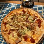 スタンド4坪らばー - ヒラ天とベーコンのトマトソースピザ　