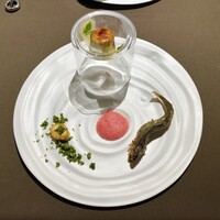ファン・ダルクオーレ - ゴルゴンゾーラと鳥骨鶏のビータン 岐阜 和良川天然鮎のコンフィ 発酵トマトとスイカのソース 空豆のフリットと蓼のクランブル