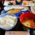 彩つむぎ - ご飯（那須塩原産　高村さんのコシヒカリ）・汁物（芋茎と干瓢と旬の野菜の味噌汁）
