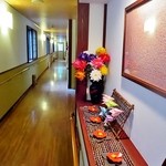 彩つむぎ - 花や折り紙で彩られた廊下