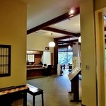 彩つむぎ - エレベーターホールからフロントを臨む