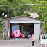 彩つむぎ - 駐車場の向こうに何故か”星のカービー”が。。。お祭りの山車だそうです