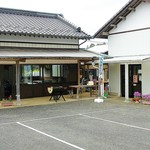 市原タケノコ園 - 駐車場から。　最盛期にはこのあたりで焼きたけのこなどのたけのこ料理を作っています。　左の建物でたけのこ料理をいただきます。