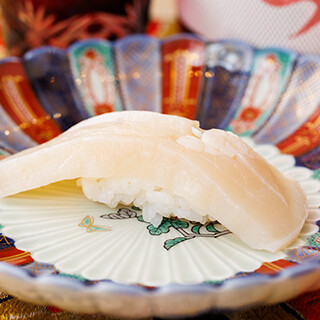請盡情享受第二代店主精心制作的壽司和日式料理。