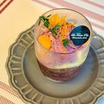 レタンプリュス - 「赤ワインのシロップにカシスとハイビスカスのクリーム」だそうです　少しハーブの風味もする　それぞれのパーツは美味しいけど私の好みとはちょっと違ってたかも