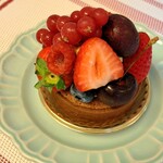 レタンプリュス - タルトフリュイ　フルーツてんこ盛り！の下はクレームムースリーヌ　タルトにムースリーヌって珍しい