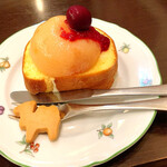 森のらくだ - 桃とチェリーのコンポートがのっていました。