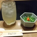 玄品 川崎 ふぐ・うなぎ・かに料理 - 特製ゆずハイボール、湯引き（付き出し）