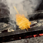 とり茶太郎 - 比内地鶏皮を焼く