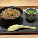 とり茶太郎 - 〆の鳥そぼろ丼と鳥スープ