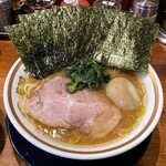 横浜家系ラーメン 三郷家 - ラーメン800円硬め濃いめ多め。海苔増し100円。