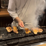 とり茶太郎 - 宮崎地頭鶏腿を焼く