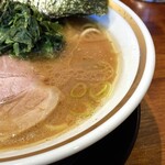 横浜家系ラーメン 三郷家 - 味濃いめでも旨味が強くバランスのいいスープ。