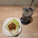 菜食酒場 レタスや - 中華風肉味噌のレタス包みと竹炭レモンサワー(黒)