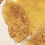 Chef Mama - パンケーキの中身。蜜のようなものをたっぷり吸ったココナッツが餡