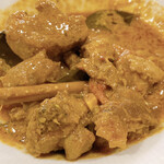 Chef Mama - マトンカレーのアップ。具やスパイスがゴロゴロ