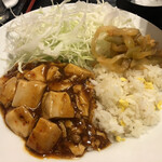Shanhai Chuubou Karaku - 無料食べ放題の、炒飯、麻婆豆腐、サラダ（キャベツ）、ザーサイ