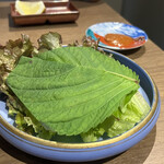 神保焼肉料理店 - サンチュとエゴマ ヤンニョムジャン