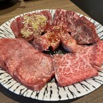 神保焼肉料理店 - 上タン塩と赤タンニンニクダレ・和牛上ハラミと赤身サガリ・和牛赤身焼き 塩ダレ・中落ちカルビ