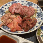 焼肉ホルモン 誠 - 誠ランチアップ 横に添えられてるのは梅ネギ   焼いた肉に巻いて食べるとまいうー  梅もカリカリ梅刻んだもので肉に合う‼️