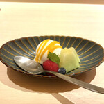 天冨良 麻布よこ田 - ラフランスのソルベにマンゴーソース、メロン、ラズベリー