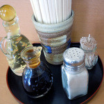 虎之介 - 「虎之介」卓上のコショウ・醤油・酢