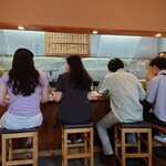 葉隠うどん - ほとんどがお隣韓国からのお客様自身のようです！