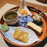 大宮 鮨 いわい - 前菜5種（ウニと枝豆の煮凝り、鰻巻き、姫サザエの煮付け、甘海老の塩辛、もずく酢）