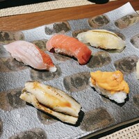 大宮 鮨 いわい - 左上から時計回りに　金目鯛炙り、本マグロ中トロ、ヒラメ昆布締め、ウニ、穴子