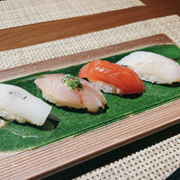 大宮 鮨 いわい - 左から　白イカ、マアジ 、本マグロ赤身、マハタ