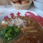 ラーメン東大 - にんにくも乗せられるようにもなったんですよねー。卵もお好みで。私は好きな味だけど、これからも進化していくのかなあ。