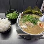 麺処 あきら - 家系ラーメン&飯(中)ネギトッピング。