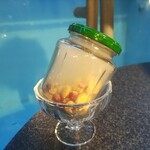 ペンギンのいるダイニングバー沖縄 - お通しのスモークされたナッツ