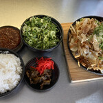 麺処 あきら - 鉄板焼きそば&飯(中)「ピリ辛」「ネギ」追加