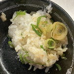 麺処 あきら - ネギ、ラー油、餃子のタレ。