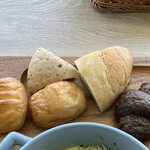 EPICHARIS - 右からチョコクロワッサン、小麦の匠、黒米パン、さつまいもデニッシュ、レモンデニッシュ